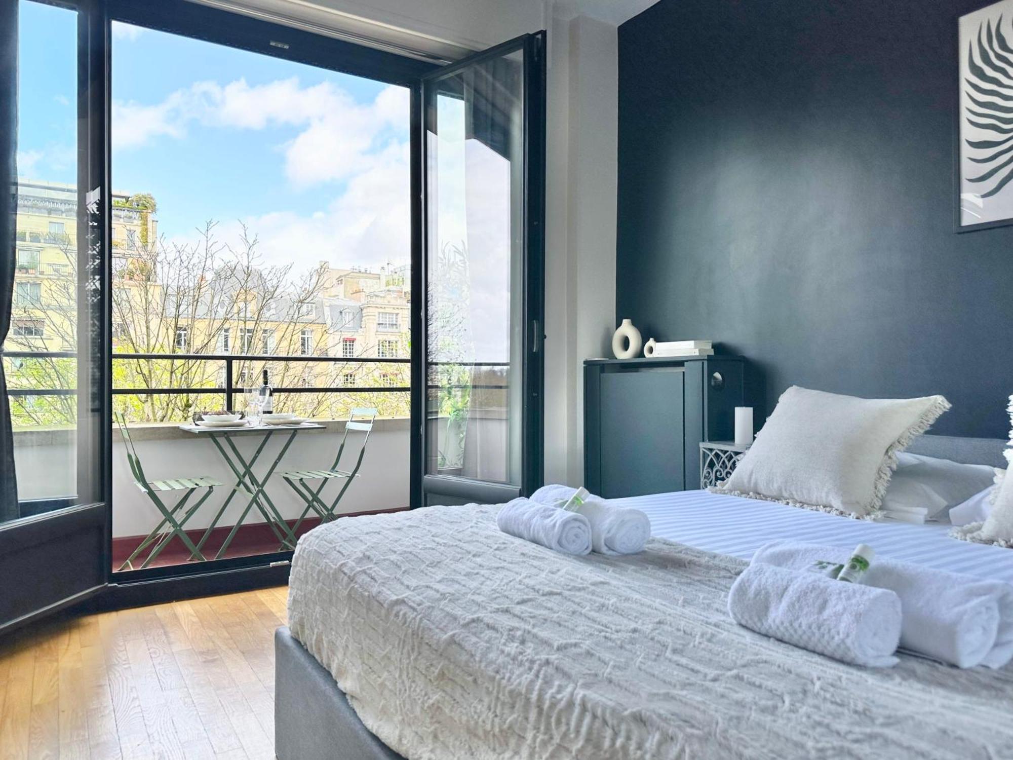 Stylish Apartment With A Balcony In Paris Eksteriør billede