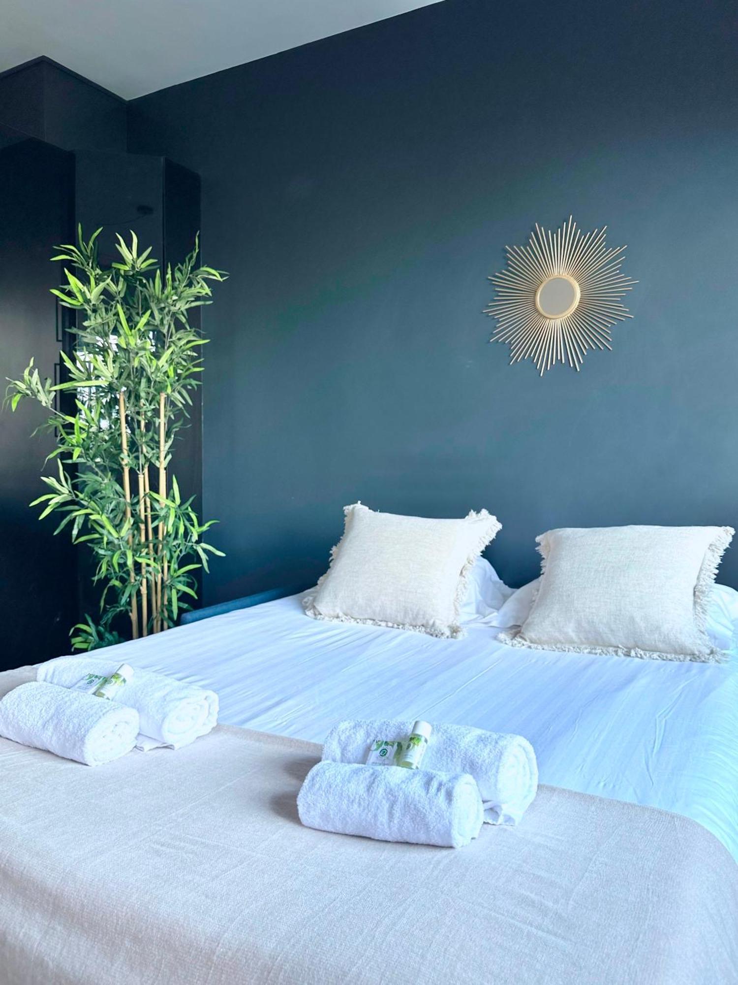 Stylish Apartment With A Balcony In Paris Eksteriør billede