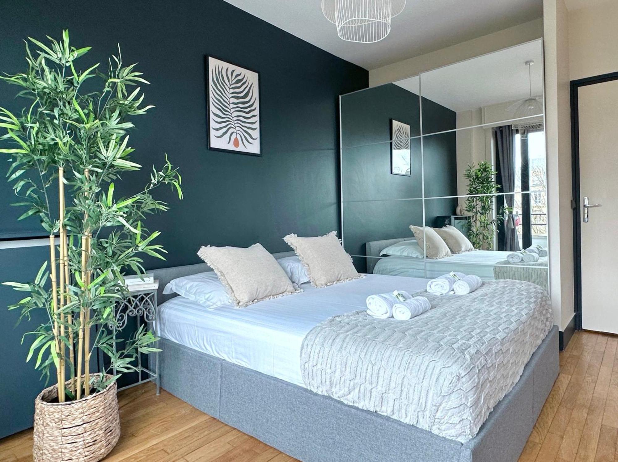 Stylish Apartment With A Balcony In Paris Eksteriør billede