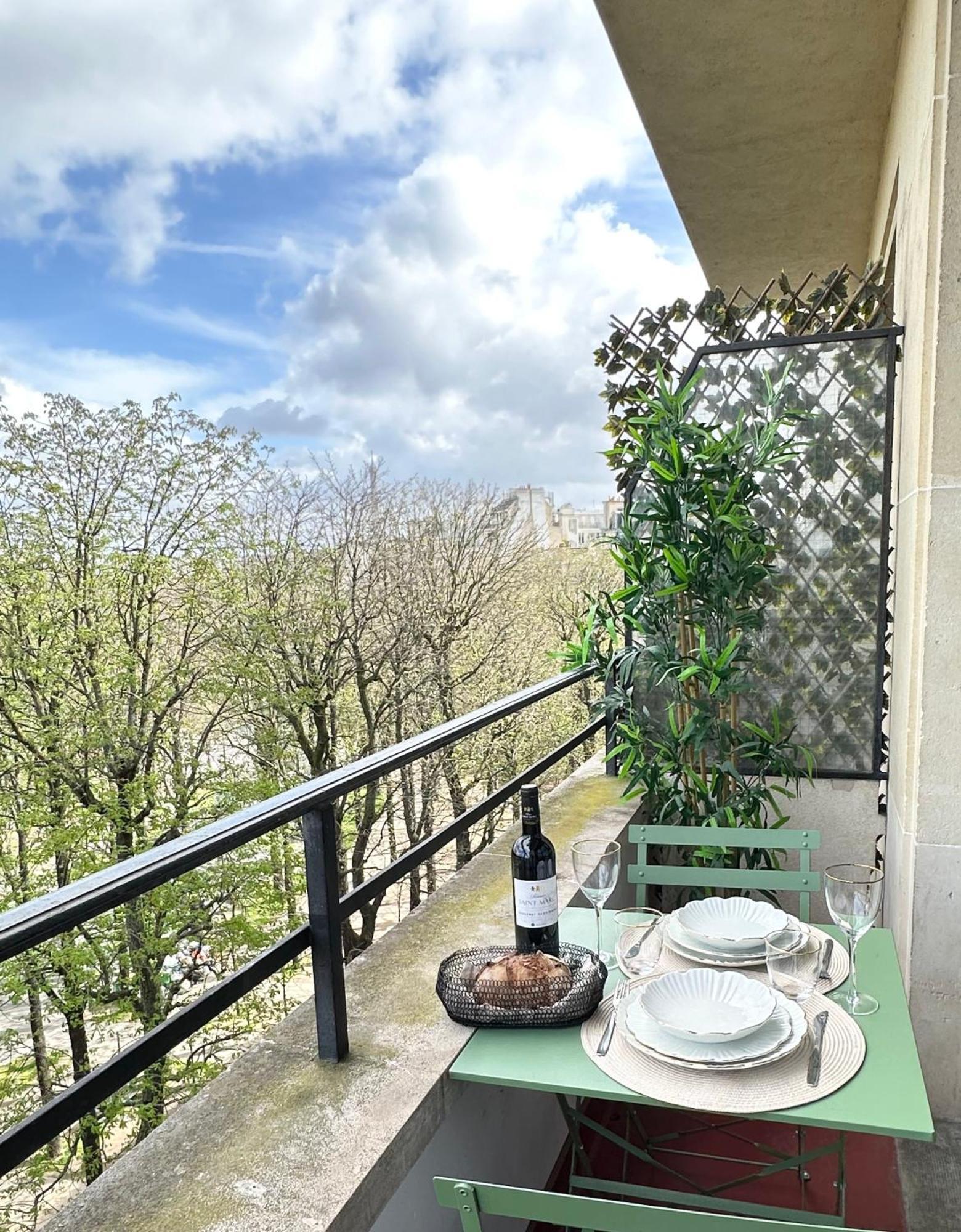 Stylish Apartment With A Balcony In Paris Eksteriør billede
